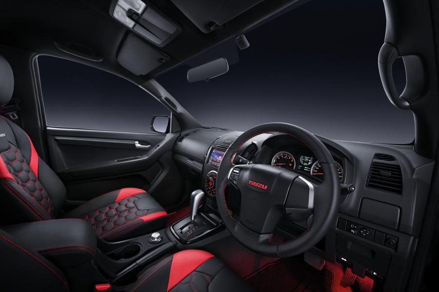 Интерьер Isuzu D-Max V-Cross X-Series 2018 года  (MY) (фото 3 из 8)